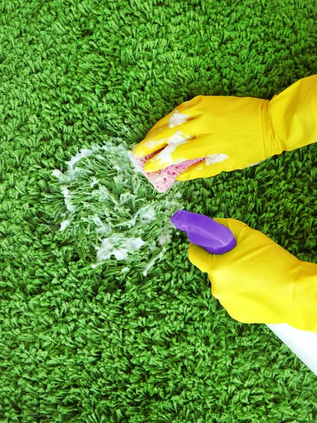 Mens in handschoenen schoonmaak tapijt — Stockfoto