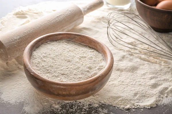 Bowl with white flour and rolling pin — Stock Photo, Image