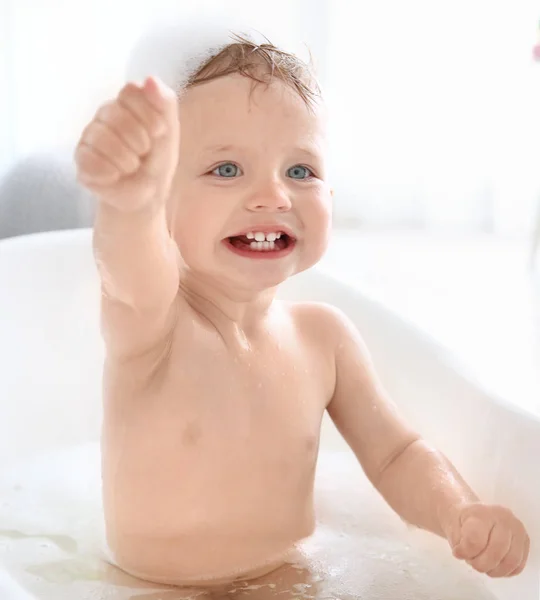 Pequeno menino lavando na banheira em casa — Fotografia de Stock