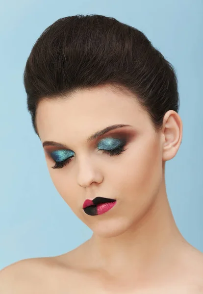 Krásná mladá žena s kreativním make-up na barevném pozadí — Stock fotografie