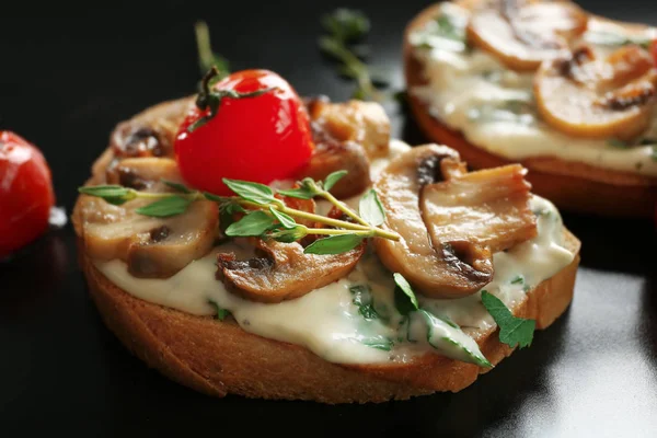 Leckeres Frühstückstoast mit Pilzen — Stockfoto