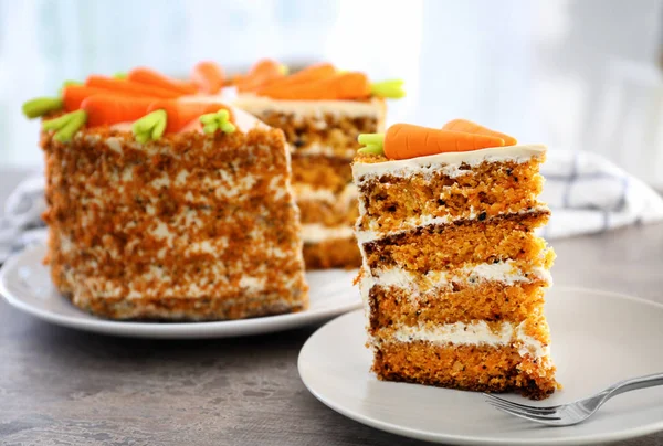 Delicioso bolo de cenoura fatiado — Fotografia de Stock