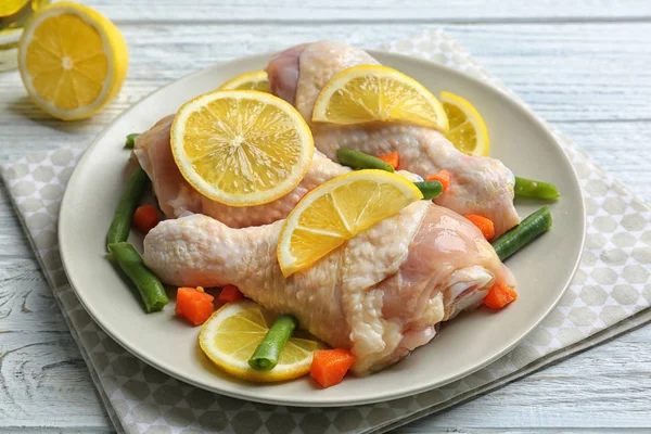 Plate with raw chicken drumsticks — Stock Photo, Image