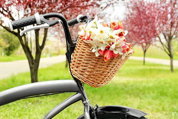 Fahrrad mit Korb voller schöner Blumen — Stockfoto