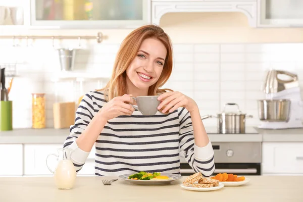 Junge Frau frühstückt — Stockfoto