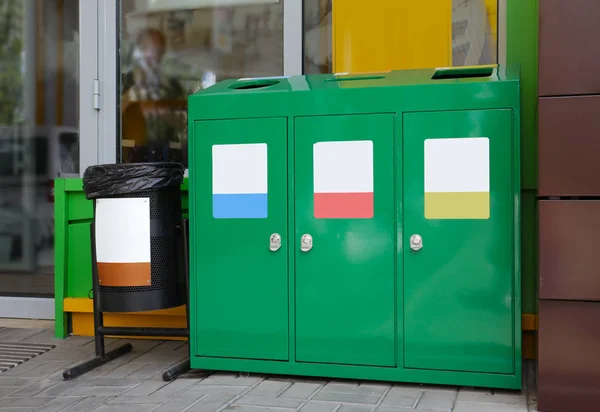 Cestini di riciclaggio per diversi tipi di spazzatura all'aperto. Concetto di protezione ambientale — Foto Stock
