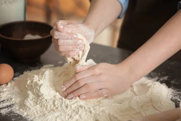 Chef faisant la pâte — Photo