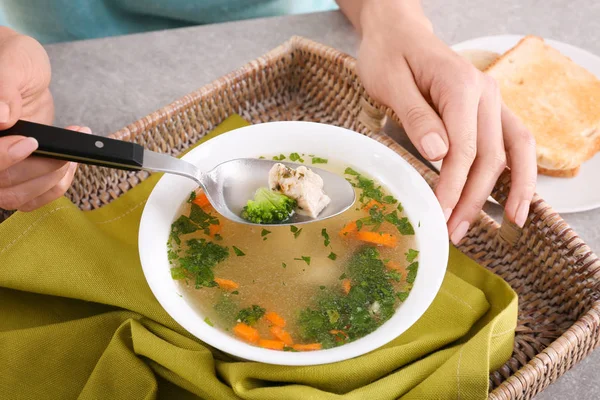 Wanita makan sup ayam buatan sendiri — Stok Foto