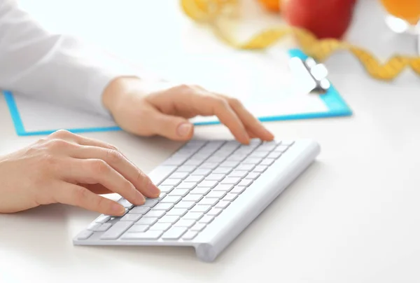 Voedingsdeskundige werken met de computer in kantoor — Stockfoto