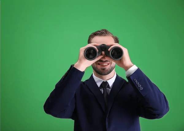 Pohledný mladý muž s binokulární — Stock fotografie