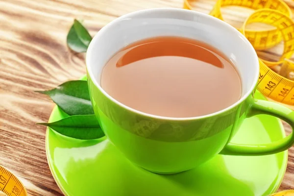 Kopje thee en meetlint op tafel — Stockfoto