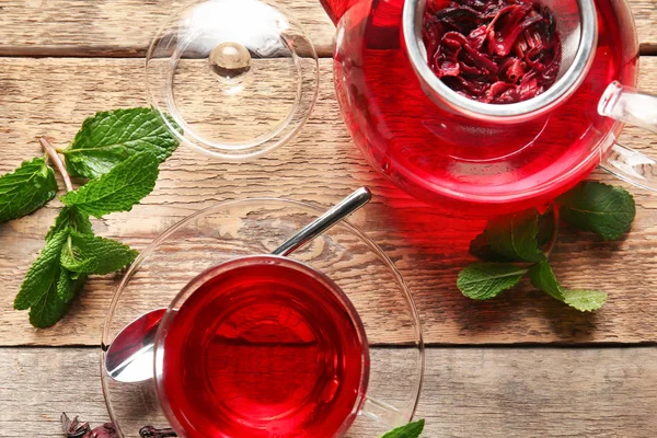 Sammansättning med hibiskus te på bordet — Stockfoto