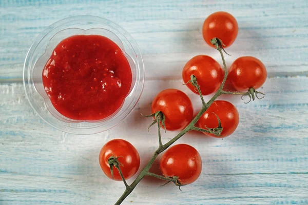 Savoureuse sauce tomate dans un bol en plastique — Photo