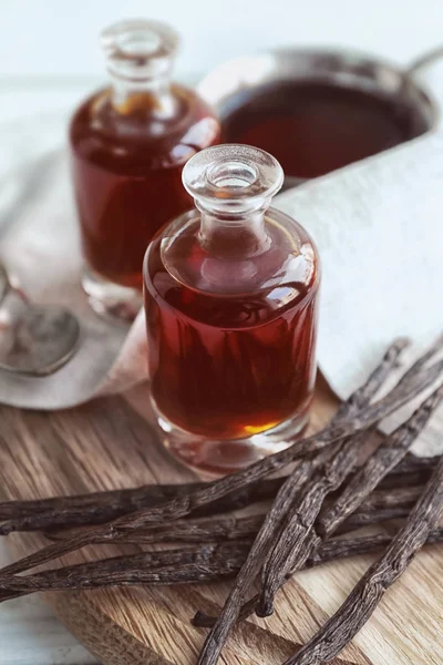 Flaschen mit aromatischem Extrakt — Stockfoto