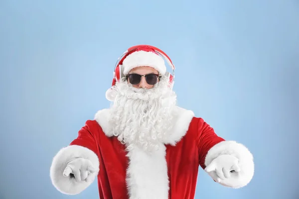 Санта Клаус прослуховування музики — стокове фото