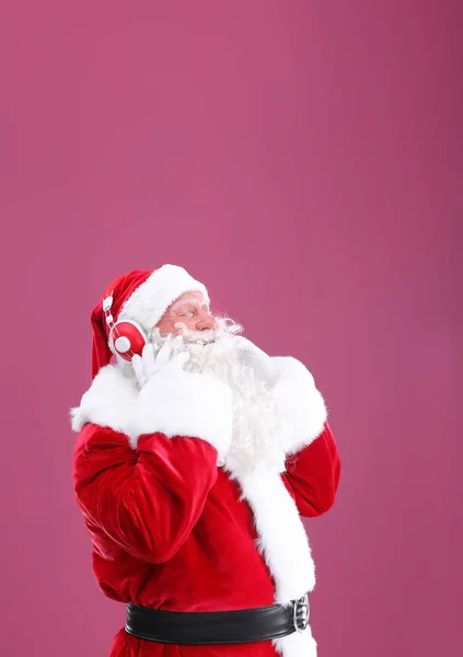 Santa claus luisteren naar muziek — Stockfoto