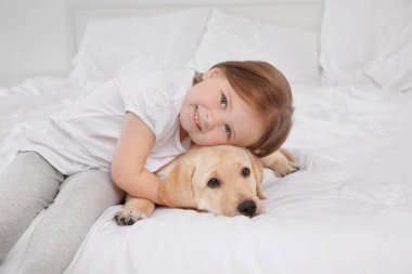 Labrador Retriever şirin çocukla yatakta