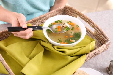Ev yapımı tavuk çorbası yemek kadın 