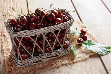 Taze Olgun Kiraz ile hasır sepet 