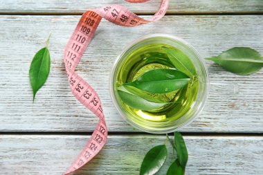 Çay yaprakları ve ölçüm bandı ile