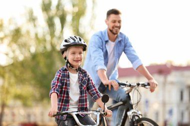 Baba ve oğul açık havada bisiklet sürme