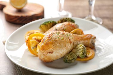 Lezzetli kızarmış tavuk sopaları ile plaka 