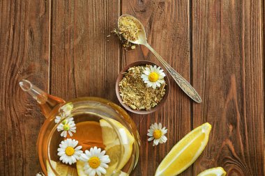 Cam çaydanlık papatya çayı ile kompozisyon 