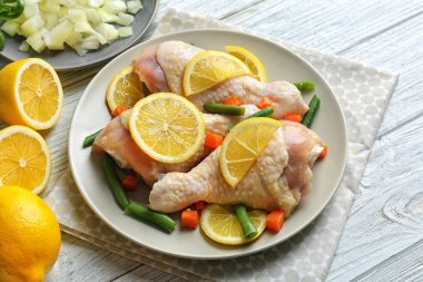 Çiğ tavuk sopaları ile plaka 