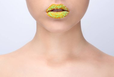 Açık renkli, closeup yaratıcı makyaj güzel genç kadın