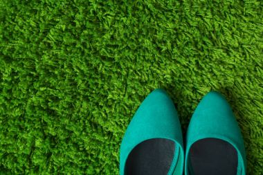 Yeşil halı üzerinde ayakkabı