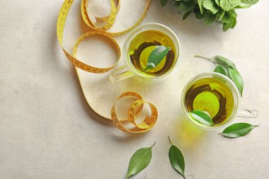 Bardak çay ve ölçüm bandı 