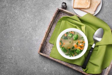 Ev yapımı tavuk çorbası ile plaka 