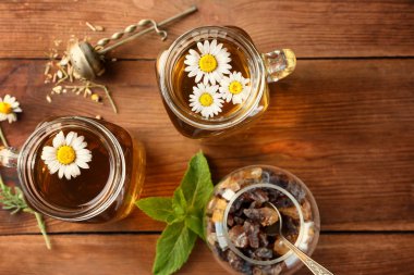 Papatya çayı mason kavanoz ile kompozisyon 