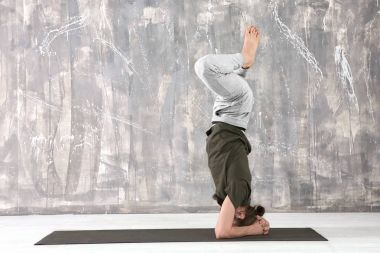 Yoga yapan genç adam. 