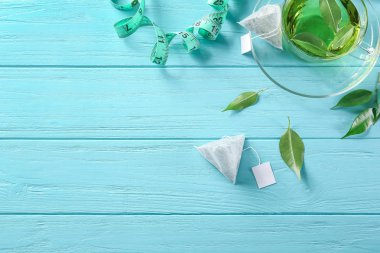 Sallama çaylar ve Kupası ile ölçüm bandı kompozisyonu 