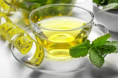 fincan çay ve tablo üzerinde ölçüm bandı ile.