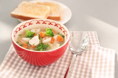 Ev yapımı tavuk çorbası tablo ile kase    