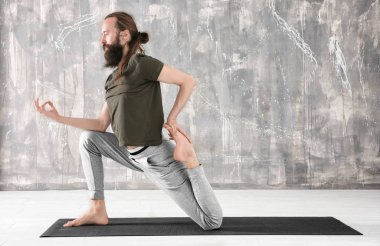 Yoga yapan genç adam. 