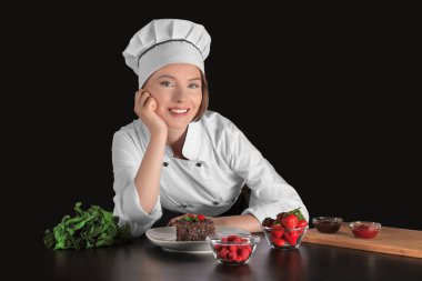 Koyu arka plan üzerinde tatlı kadın Şefle