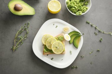 Lezzetli kahvaltı tost ile avokado 
