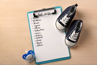 Ahşap arka plan üzerinde bebek isimleri listesi ile kompozisyon