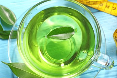 Fincan çay ve ölçüm bandı  