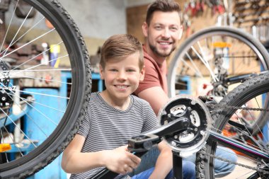 Baba ve oğul garajda Bisiklet tamir