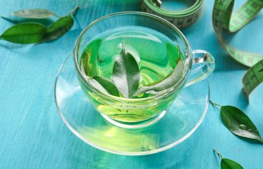 Fincan çay ve tablo üzerinde ölçüm bandı