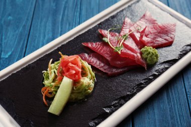 Lezzetli ton balığı filetosu kayrak plaka üzerinde