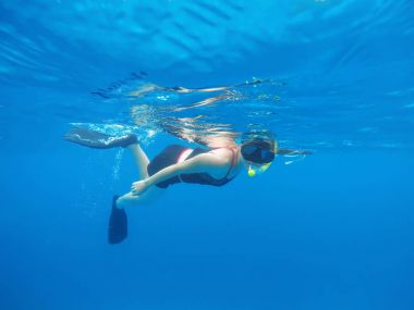 Kadın freediver okyanusta yüzmeye