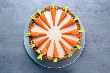 Plaka ile lezzetli havuçlu kek