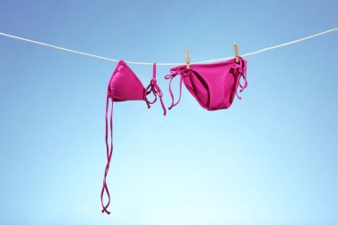 Parlak bikini ipte asılı 