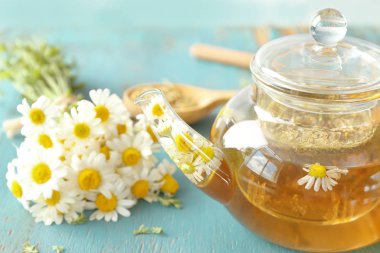 Lezzetli papatya çayı ile cam çaydanlık 