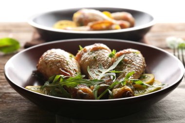 Lezzetli kızarmış tavuk sopaları ile plaka 